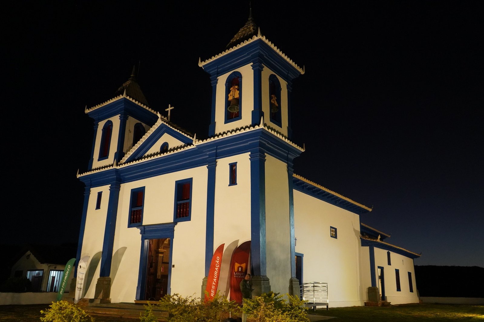 Igreja de Santo Amaro iluminada à noite